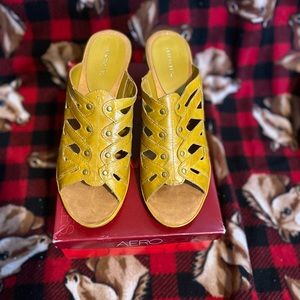 Aerosoles Size 10 Mustard yellow leather never worn.